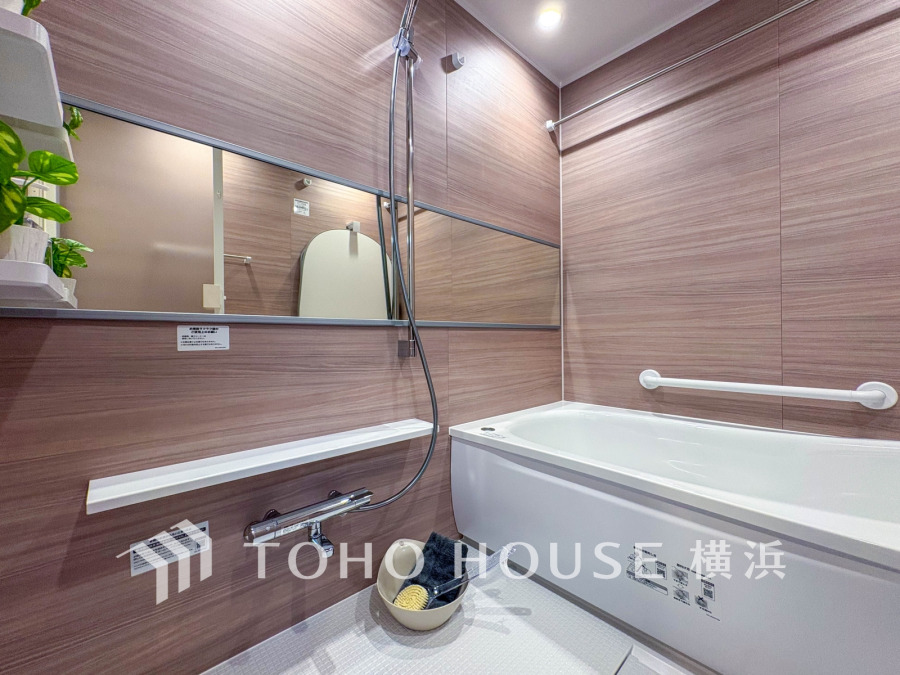 快適な使い心地とゆとりある空間が1日の疲れを解きほぐすバスルーム。空間も浴槽もゆったりのびのび使えるゆとり設計。広く感じるゆとり設計で快適なリラックスタイムを過ごせます。