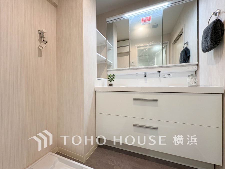 新規交換された洗面化粧台は美しく使いやすい機能が備えられています。