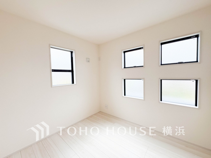 快適に過ごす条件は、一人ひとり違います。飾リ過ぎないシンプルな内装と偏り過ぎないデザインで統一しております。居住していく中でオーナー様だけの【マイホーム】に創り上げて下さい。