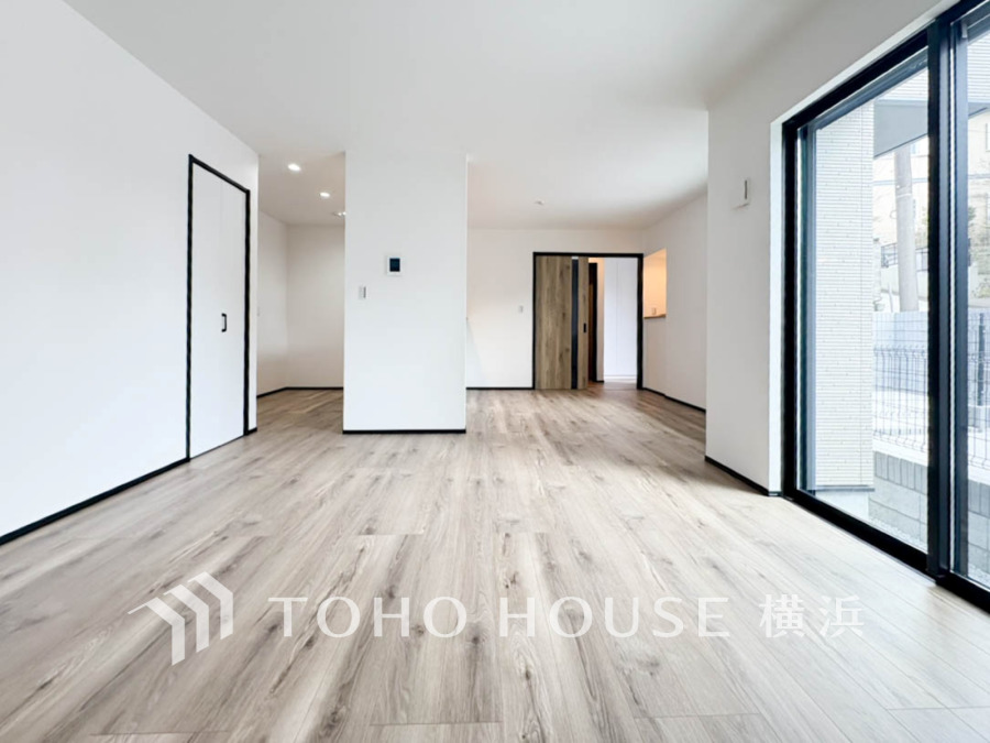 光と風が溢れる開放的なリビングダイニングには自然と家族みんなが集まってきます。明るく穏やかな空気の中で飲んだり、食べたり、笑ったり。