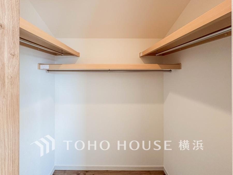 ウォークインクローゼットを完備。お子様のおもちゃやゴルフバックなど、大きなお荷物をお持ちの方や、季節物の家電製品やキャリーバック、お荷物が多い方でも安心のスペースです