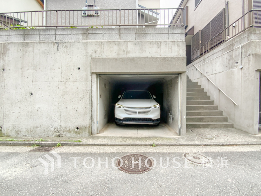 前面道路から1段上がった開放感のある立地。掘り込み式のカースペース1台分有ります。
