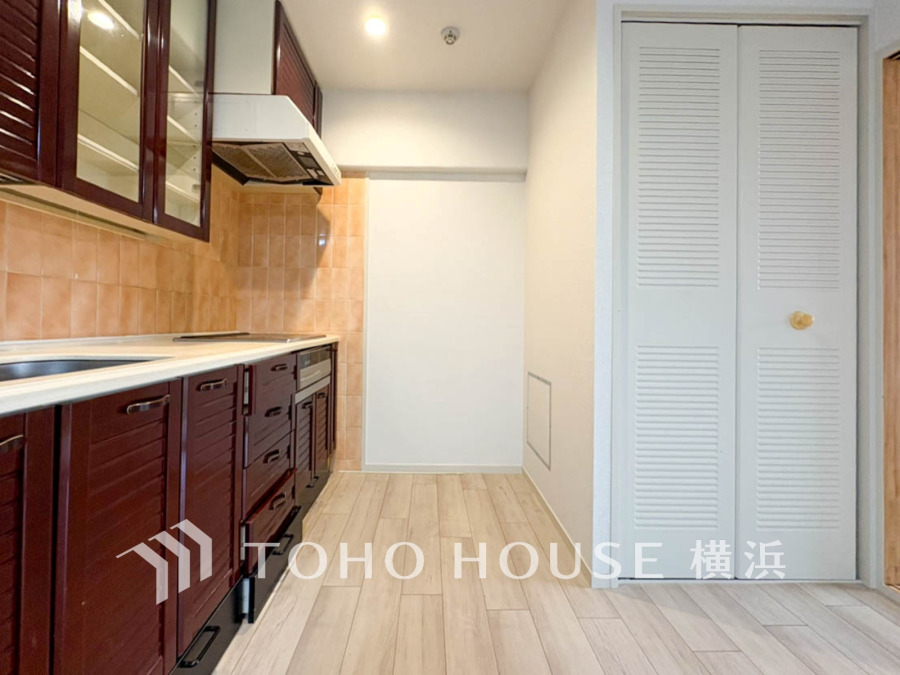 長い時間を過ごすキッチンは、使い勝手の良い家事動線で、リビングにいるご家族とのコミュニケーションが気軽にはかれるキッチンを採用しています。