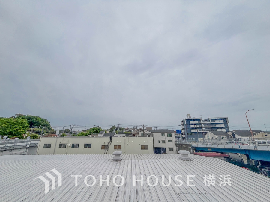 この開放感ある眺望と共に閑静な住宅街の季節感を演出する四季折々の変化を楽しめる心地よい場所となることでしょう。