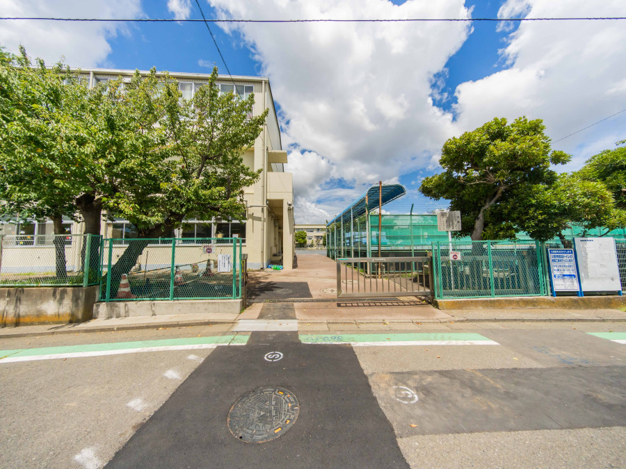 横浜市立境木小学校　約700ｍ