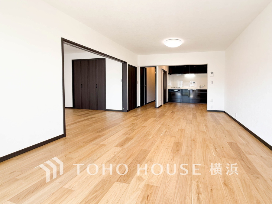 明るく開放的な空間が広がるLDK。室内には豊かな陽光が注ぎ込み、爽やかな住空間を演出。ホームパーティーでもゲストと一緒に料理を楽しみながら楽しい時間を過ごせそう。