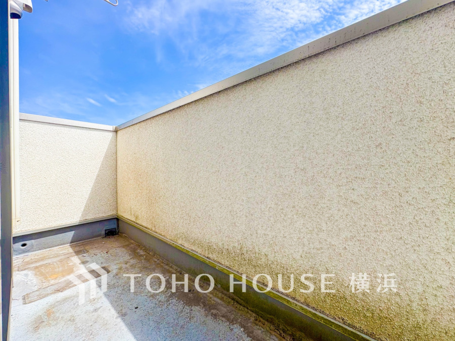 陽当たり良好でプライバシーを守る囲い付きのバルコニー。洗濯物干しやくつろぎの空間に最適です。