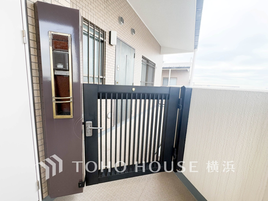 お住まいに出会う人々を出迎える玄関だからこそ、広々清潔感あふれる空間にしたいもの。広く設けられた玄関ポーチが、住まう人や訪れる人を心地よく迎え入れる上質な空間を演出しています。