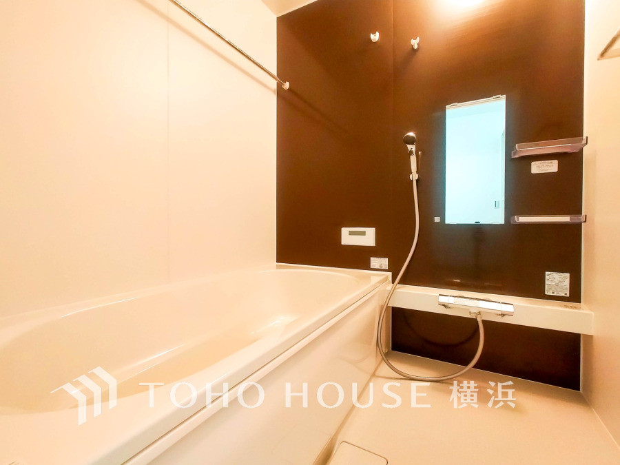 1日の疲れを取り心身を癒すことができる住まいの中のリラクゼーション空間、バスルーム。心からゆったりと寛いでいただけるよう、あたたかみのある色合いで仕上げています。