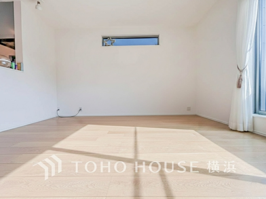 ここにはみんなが集い、食事と楽しい会話が始まる。話に夢中になりすぎて、ついつい時を忘れてしまう。そんな束の間の幸せを感じさせてくれる場所。