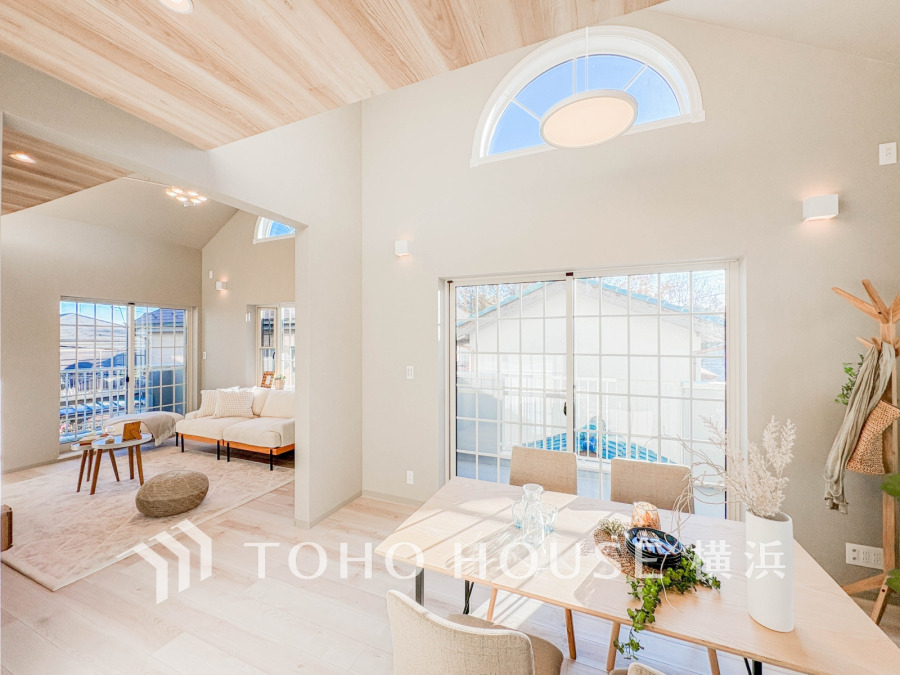 明るく開放的な空間が広がるLDK。室内には豊かな陽光が注ぎ込み、爽やかな住空間を演出。
