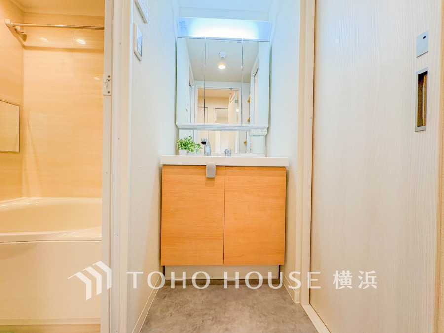 十分な大きさの洗面台は収納もさる事ながら、身だしなみチェックや歯磨きなど、朝の慌ただしい時間でもホテルライクなスペースで余裕とゆとりを感じて頂けます。