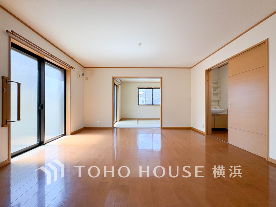 ここにはみんなが集い、食事と楽しい会話が始まる。話に夢中になりすぎて、ついつい時を忘れてしまう。そんな束の間の幸せを感じさせてくれる場所。