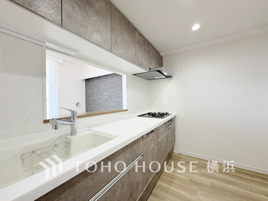 長い時間滞在するキッチンだからこそ、食事の準備を楽しい時間に、忙しい時でもスムーズに無駄なく作業でき、お手入れも簡単にできるなど、毎日を楽しくするキッチンスペースに仕上げました。