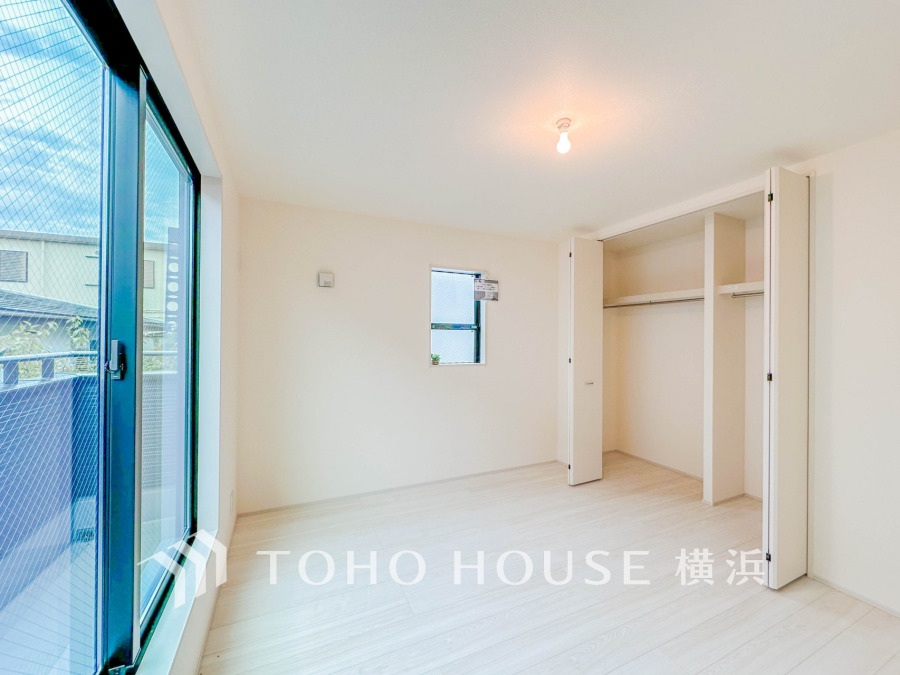 バルコニーに面した明るい洋室。穏やかな陽射しが、ゆったりとした寛ぎの時間を包みます。
