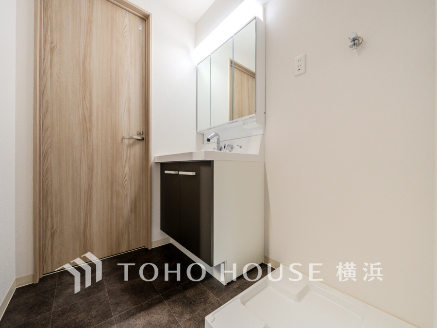 新規交換された洗面化粧台は美しく使いやすい機能が備えられています。