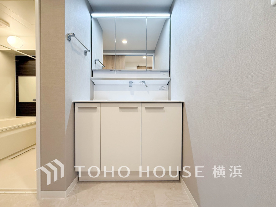 新規交換された洗面化粧台は美しく使いやすい機能が備えられています。