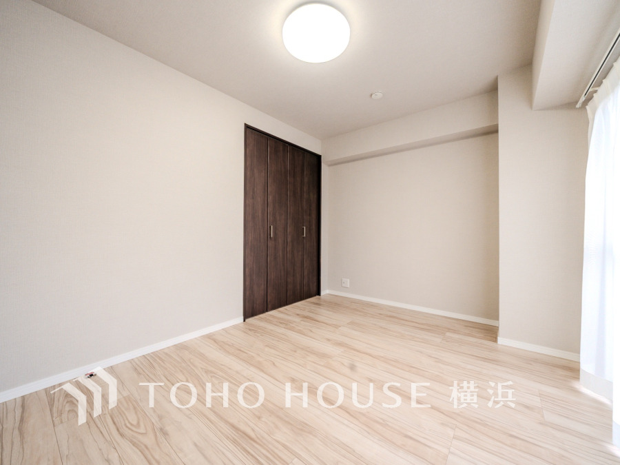 明るい自然光が差し込むシンプルな洋室。収納力のあるクローゼット付きで使い勝手良好です。