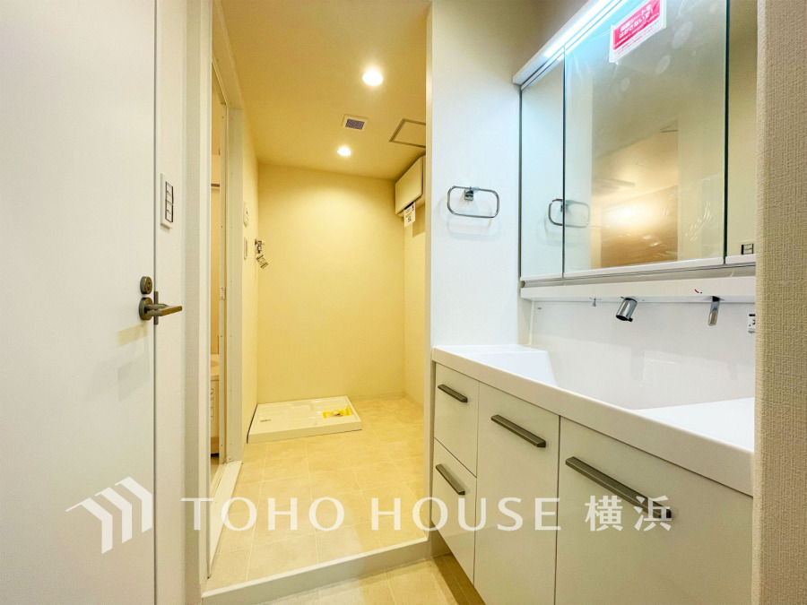 清潔感あふれる洗面スペース。収納豊富な洗面台で、毎日の身支度もスムーズに行えます。