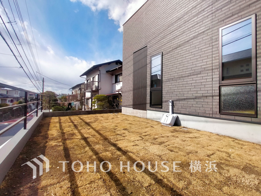 綺麗にデザインされたお洒落なお庭スペース。ガーデニングで色とりどりの草花で飾り、日々の生活の中に癒しをプラスするのもいいですね。広さもあるのでお子様が遊んだり、ペットと戯れたりと楽しい時間に。