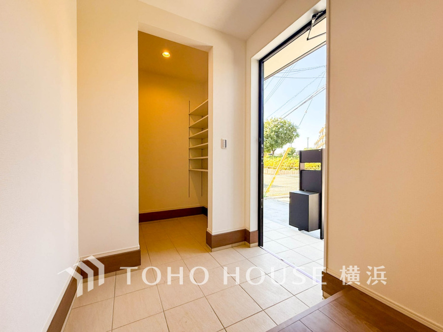 広々とした玄関は収納力抜群のシューズクローク付きで、すっきりとした空間を実現します。