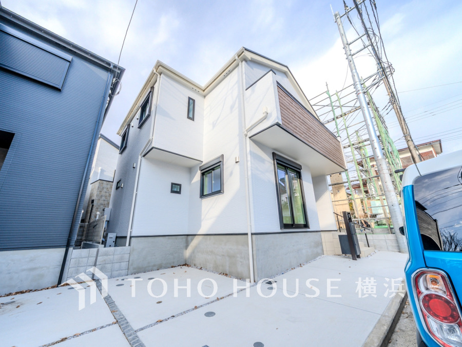 穏やかな街並みに調和しながら光放つ、シンプルで上品な佇まい。2台分のカースペース付きの上質な邸宅です。