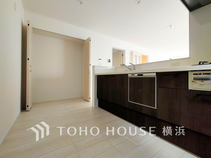 キッチンにはパントリーを設置。ストック用品や掃除用具などの収納に便利ですね。
