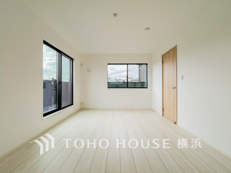 大きな窓からたっぷりと陽光が注がれる明るい空間。家族の成長に対応できる永住仕様の間取り。一日の疲れをいやしてくれる主寝室。時を忘れて過ごす場所として過ごせるお部屋。