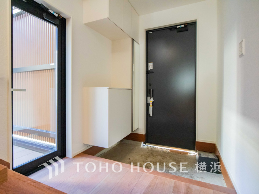 清潔感溢れる玄関がお出迎えする本邸宅の物語は、ここから始まる日常を期待させます。この場所には「希望」と「優越」で包み込んでくれる「特別」な空間があります。