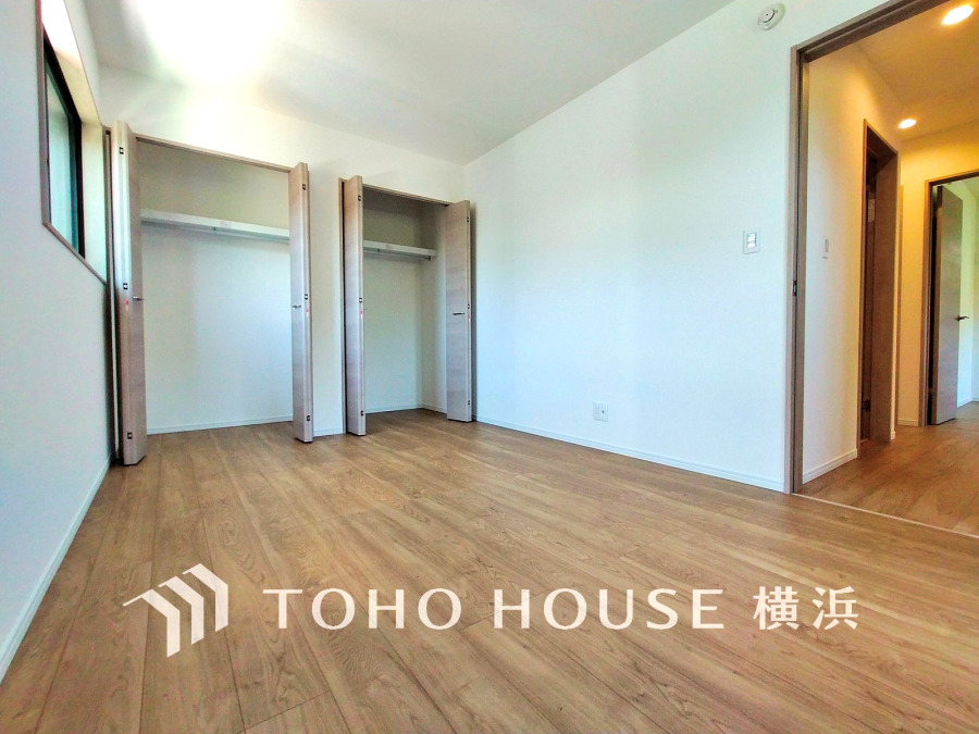 たっぷりの収納を備えた洋室。プライベートな自分時間を快適に過ごせるお部屋です。
