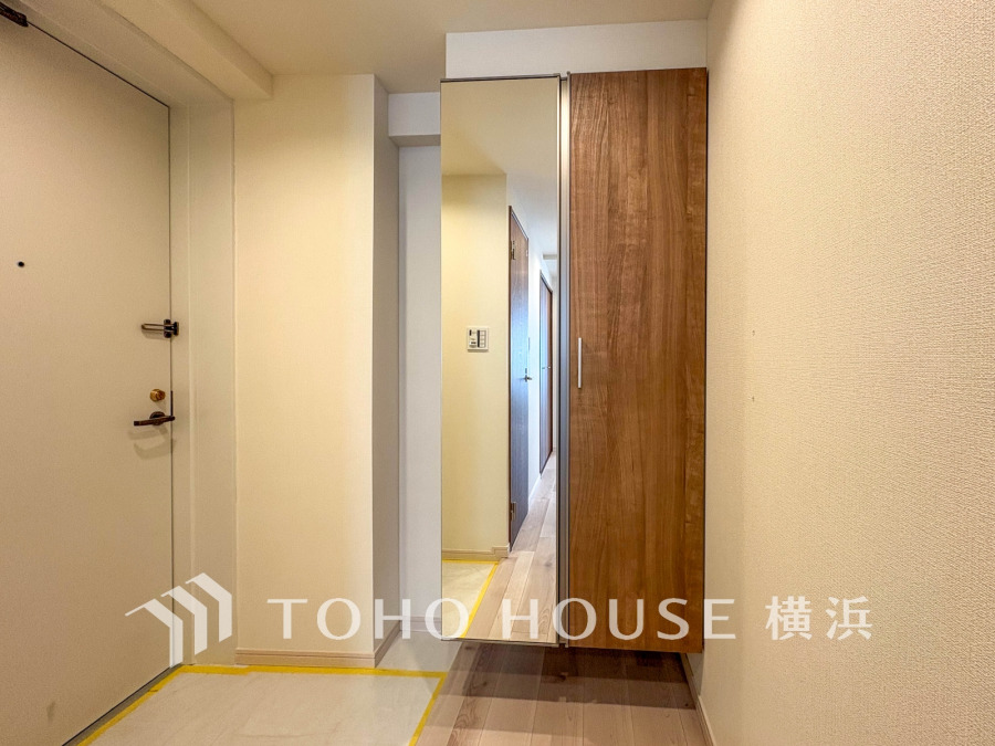 玄関には姿見付きのシューズボックスを設置し、毎日の身だしなみチェックも快適に行えます。