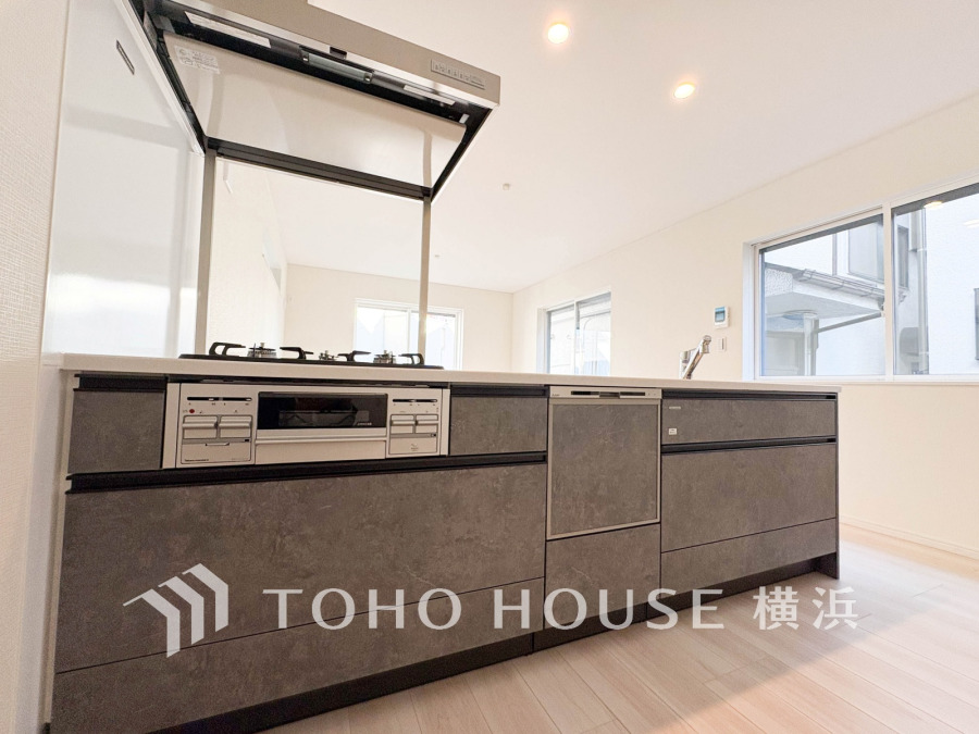 使い勝手の良い設備のキッチンで効率よくお料理もできます。食する料理に家族が舌鼓を打ち自然と笑いが絶えない空気感がそこに広がります。自慢の腕をふるってください。