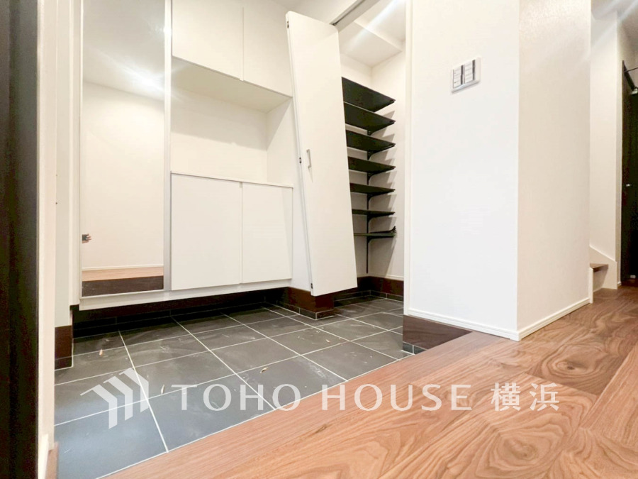 上質感漂う玄関と廊下。居住者の帰り、訪れる方を優しく迎える・安らぎに満ちた生活空間を予感させる。健やかな暮らしを楽しめそう。