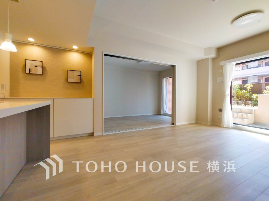 リビングに隣接した洋室の引き戸を開け放して空間を共有しながら開放的に使うこともできます。
