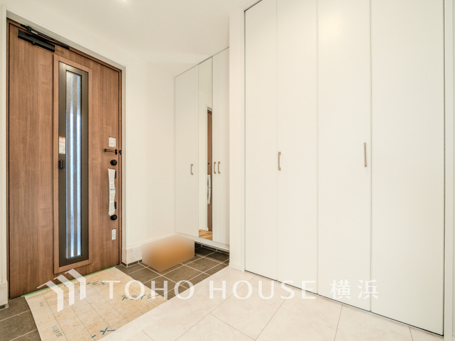 豊かなプライベートタイムへ誘うモダンテイストな玄関。デザインや素材が美しい調和を奏でている空間です。お客様をお迎えする玄関は落ち着いた雰囲気です。