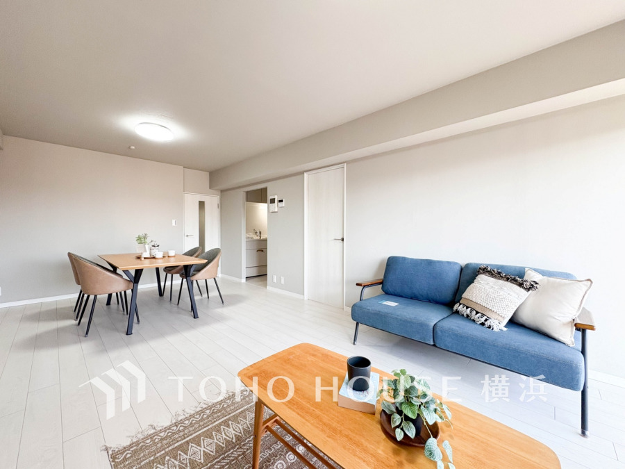 明るく開放的な空間が広がるLDK。室内には豊かな陽光が注ぎ込み、爽やかな住空間を演出。
