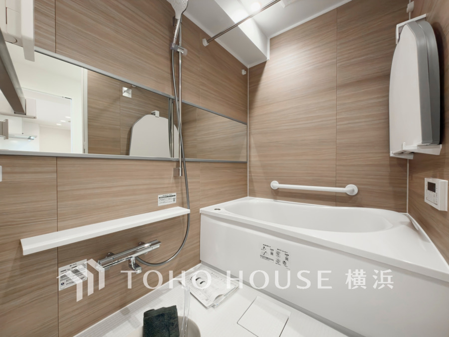 心地よいリラックスを叶える清潔感溢れる美しい空間。快適で機能的なバスルームです。
