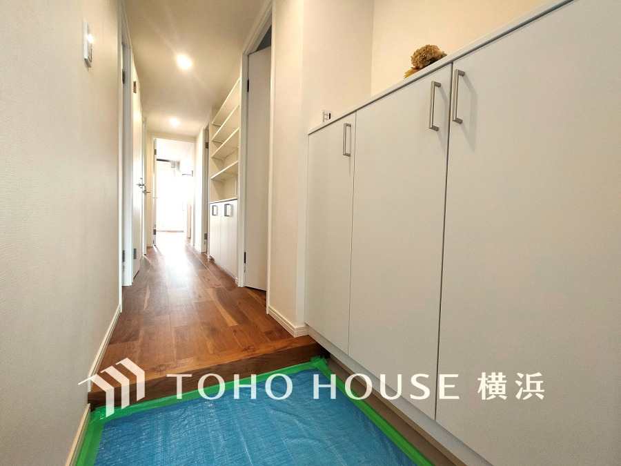 上質感漂う玄関と廊下。居住者の帰り、訪れる方を優しく迎える・安らぎに満ちた生活空間を予感させる。健やかな暮らしを楽しめることでしょう。