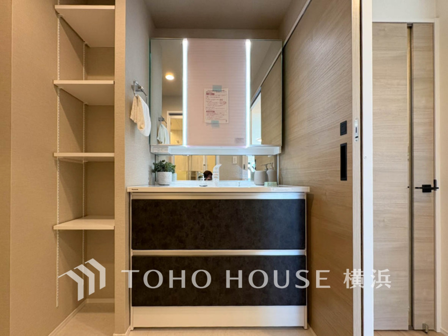 十分な大きさの洗面台は、身だしなみチェックや歯磨きなど、朝の慌ただしい時間でも余裕とゆとりを感じて頂けます。