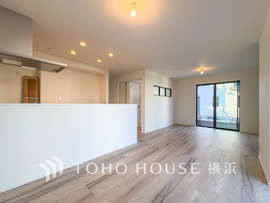 明るく開放的な空間が広がる16帖のLDK。室内には豊かな陽光が注ぎ込み、爽やかな住空間を演出。ホームパーティーでもゲストと一緒に料理を楽しみながら楽しい時間を過ごせそう。