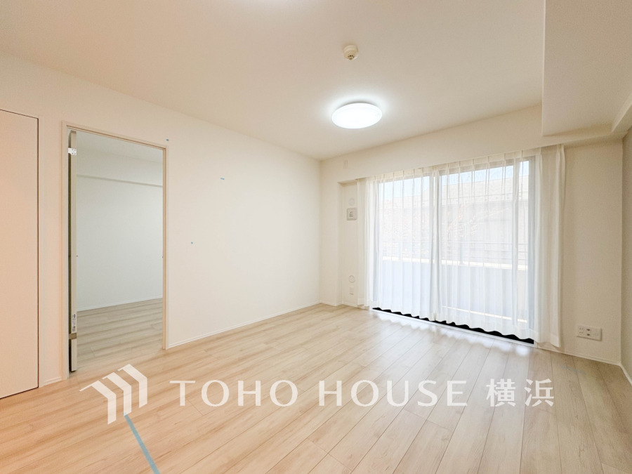 自然光が差し込む明るいリビング。シンプルな内装で家具の配置もしやすく快適に過ごせます。