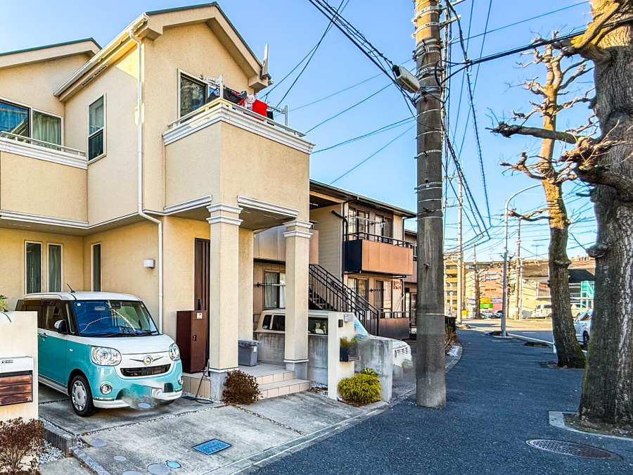 陽当たり良好な2階建て住宅。駐車スペース付きで、静かな住宅街に位置し生活利便性も高い環境です。