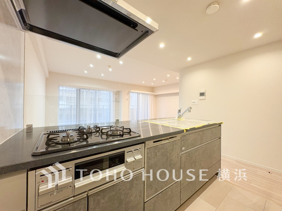 開放的な対面キッチンは、家族と会話しながら調理ができる快適な空間です。