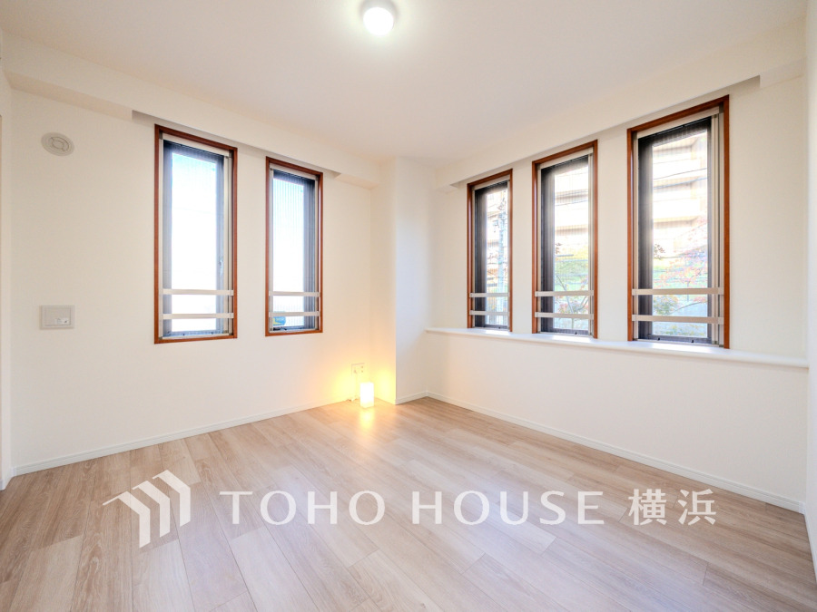 ２面採光の明るく爽やかな空間。プライベートな自分時間を快適に過ごせるお部屋です。
