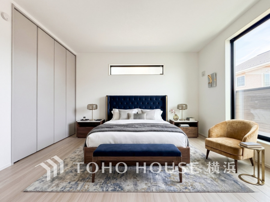 上質な素材と落ち着いた色合いが調和した、開放感あふれるモダンな主寝室です。大きな窓で自然光もたっぷり。※生成AIによるイメージです。家具・小物は販売価格に含まれません。
