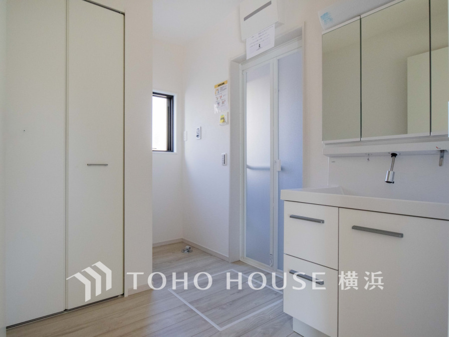 清潔感あふれる洗面室は収納豊富で、効率的な家事動線を実現。自然光が優しく差し込み、快適な空間です。