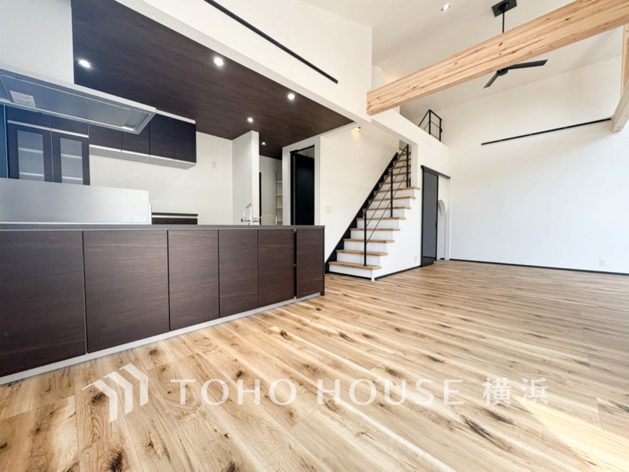 光と風が溢れる開放的なリビングダイニングには自然と家族みんなが集まってきます。明るく穏やかな空気の中で飲んだり、食べたり、笑ったり。