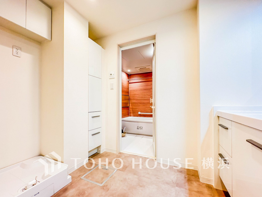 ゆったり落ち着いてお使い頂ける広さが魅力の洗面所。収納も充実しています。
