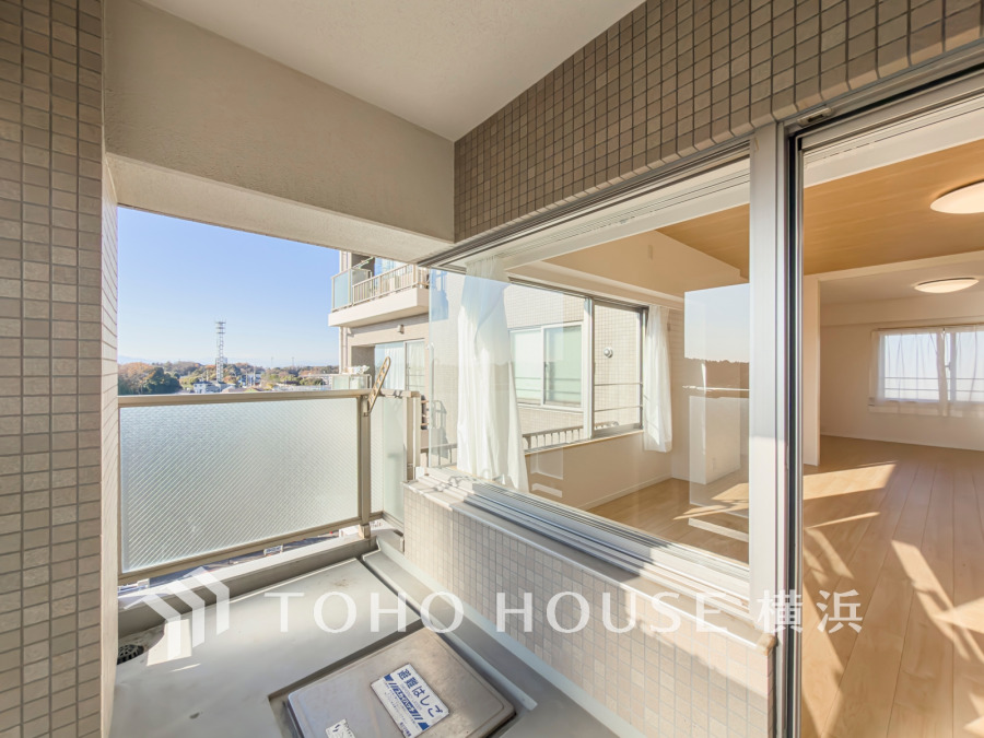 南向きの明るいバルコニー。開放感のある景色が広がります。
