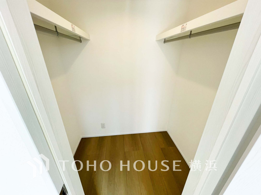 ウォークインクローゼット（＝WIC）は家族みんなの衣類が収納できるよう広めに設計。見やすく取り出しやすい、機能的で使い勝手のよい収納スペースです。